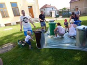 Společné odpoledne rodičů a dětí - natírání popelnic